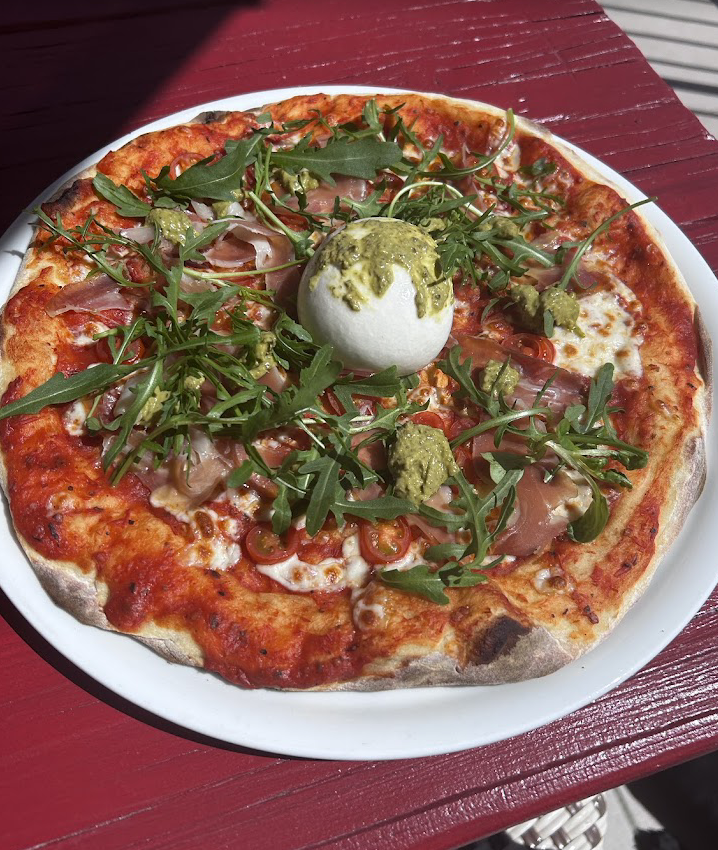 Pizza burrata roquette jambon cru