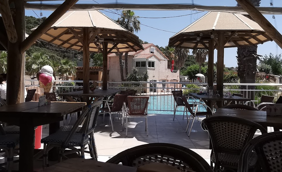 Terrasse ombragée sous les pins