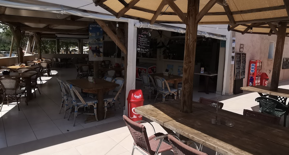 Bar et terrasse couverte